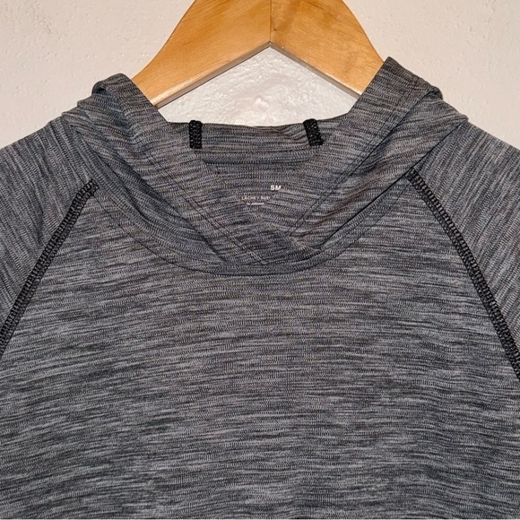 Under Armour Lightweight Hoodie Women’s Size Small - Picture 3 of 8